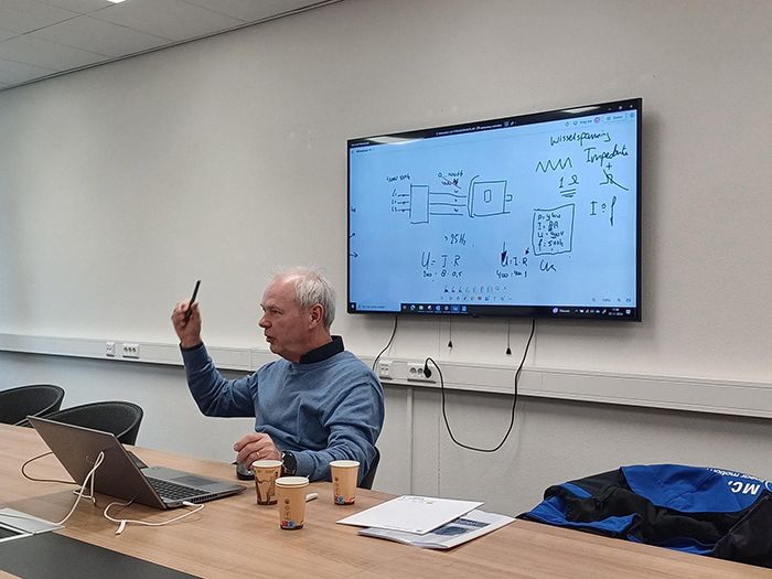 Als leverancier van technische producten én oplossingen helpen wij onze klanten graag om slimmer en efficiënter te werk te gaan.
Hiervoor bieden we een aantal trainingen aan, die onmisbaar zijn voor elke engineer die met automatisering, motion control en robots werkt.