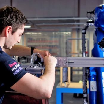 Op deze pagina vind je praktische onderhoudstips en know‑how van onze engineers, specifiek voor lineairtechniek, motion control en robotica. Denk aan adviezen over smering en inspecties, controleschema’s en concrete stappen die je zelf kunt uitvoeren of samen met je technische dienst kunt plannen