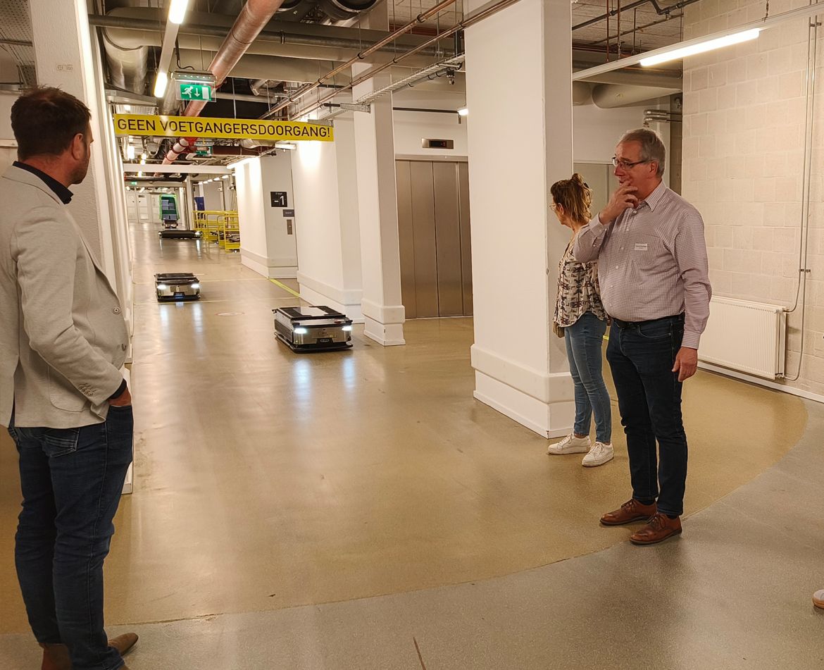 Ze kwamen kijken naar autonome mobiele robots (AMR), die dagelijks de ziekenhuisgangen doorkruisen, de lift nemen en zorgverleners ondersteunen.