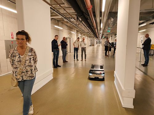 Deze ziekenhuisrobots nemen routinetaken over zoals het vervoeren van onder andere maaltijden, instrumentarium, reststoffen, beddengoed en verbruiksartikelen. Zo wordt de werkdruk verlaagd en hebben zorgverleners hun handen vrij voor wat echt telt: aandacht, persoonlijke zorg en tijd voor de patiënt