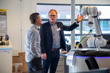 Onze E-, W- en software-engineers begeleiden u tijdens het hele traject. Zodat u zeker weet dat uw robot niet alleen slim beweegt, maar ook méér uit uw productie haalt.