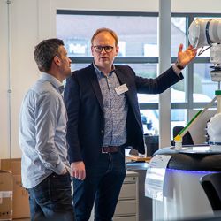 Onze E-, W- en software-engineers begeleiden u tijdens het hele traject. Zodat u zeker weet dat uw robot niet alleen slim beweegt, maar ook méér uit uw productie haalt.