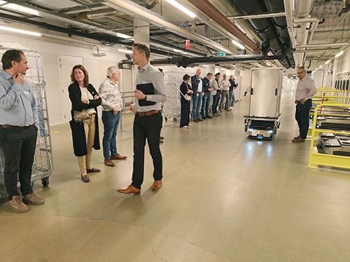 Er werd enthousiast gereageerd en volop vragen gesteld. Hoe veilig is de robot tussen patiënten en personeel? Hoe snel kan een traject worden opgestart? En hoe sluit zo’n systeem aan op bestaande logistieke processen? 