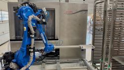 Robotcel CORY met Yaskawa robot voor automatische productreiniging in productieomgeving