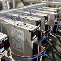 Sekisui Jushi had drie wikkelmachines waarvan we de servo drives en motoren hebben vervangen.
