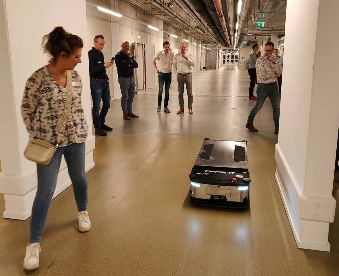 Robot rijdt door de ziekenhuis gangen en neemt de lift. Deze robot kan afval meenemen, medicijnen en maaltijden. 