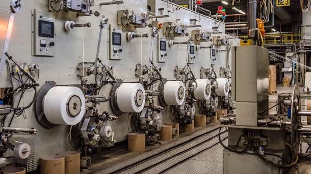Voorbeeld klantverhaal van retrofitten van een machine: voor sekisui jushi mochten we de servodrives vervangen. oude machine kan weer jaren mee