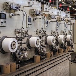 De druk op productie blijft groeien, maar machines vervangen is niet altijd nodig. Steeds meer klanten kiezen voor retrofit of het moderniseren van bestaande installaties om slimmer te werken. Zo bereik je bijna dezelfde prestaties voor een fractie van de kosten en optimaliseer je je productie efficiënt.