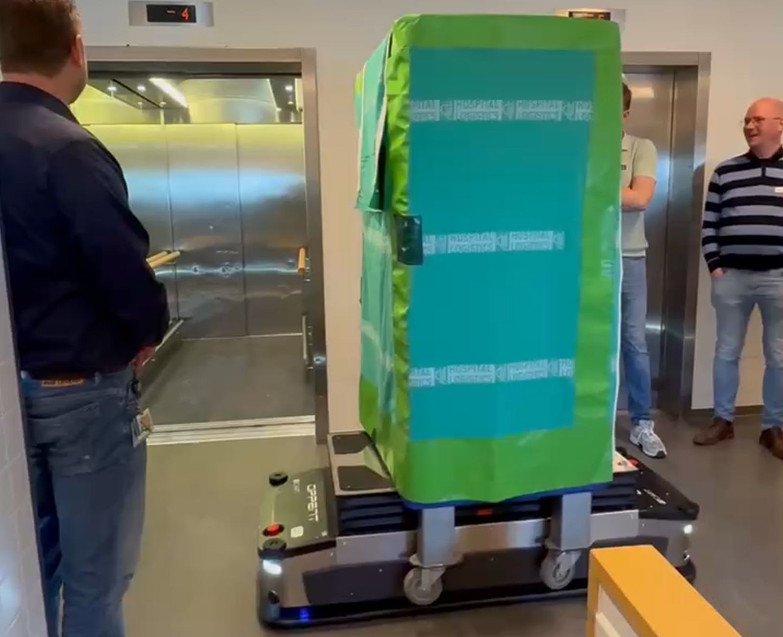 Deze ziekenhuisrobots nemen routinetaken over zoals het vervoeren van onder andere maaltijden, instrumentarium, reststoffen, beddengoed en verbruiksartikelen. Zo wordt de werkdruk verlaagd en hebben zorgverleners hun handen vrij voor wat echt telt: aandacht, persoonlijke zorg en tijd voor de patiënt