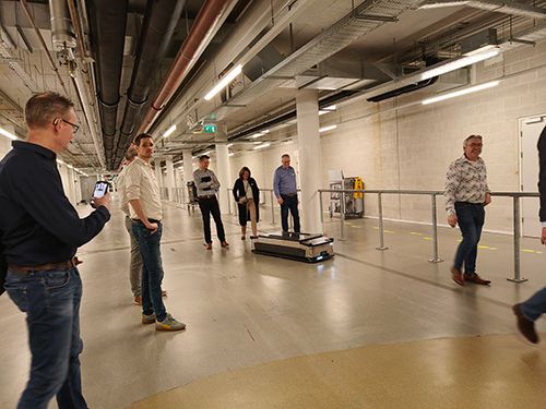 De zorgprofessionals kregen een kijkje in het hele traject bij het Zuyderland: Hoe ontstaat zo’n aanvraag, hoe verloopt de implementatie en welke kosten en ROI komen daarbij kijken? Dit is waardevol, want als ziekenhuis is het prettig te weten hoe een investering zich vertaalt in efficiëntere processen en verlichting van de werkdruk.