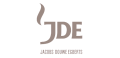 Meer koffie, sneller verpakt en in verschillende formaten verpakkingen. Dat was de uitdaging waar Jacobs Douwe Egberts (JDE) in Tsjechië voor stond. De stijgende vraag naar (oplos)koffie vroeg om een efficiëntere aanpak en nieuwe oplossingen. Het resultaat? Een slimme robotoplossing die de productiesnelheid verdubbelde en de logistiek stroomlijnde.