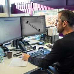 Onze engineers zijn getraind en geschoold om u de juiste oplossing te bieden. Zij komen namelijk dagelijks in aanraking met leuke lineaire uitdagingen.