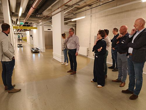 Bezoekers in het Zuyderland ziekenhuis zagen hoe de mobiele zorgrobots zich door gangen en liften verplaatsen, met de juiste ict en logistiek