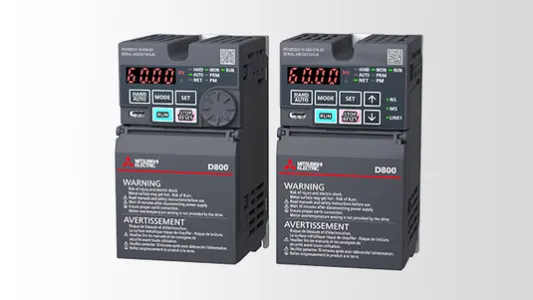 De Mitsubishi FR-D800 serie is een compacte frequentieregelaar die vooral bedoeld is voor standaard aandrijftoepassingen waar je geen complexe motion control nodig hebt, maar wel een betrouwbare en voorspelbare oplossing wilt. Denk aan transportbanden, pompen, ventilatoren en de typische OEM machines waar het vaak draait om “gewoon goed draaien”.