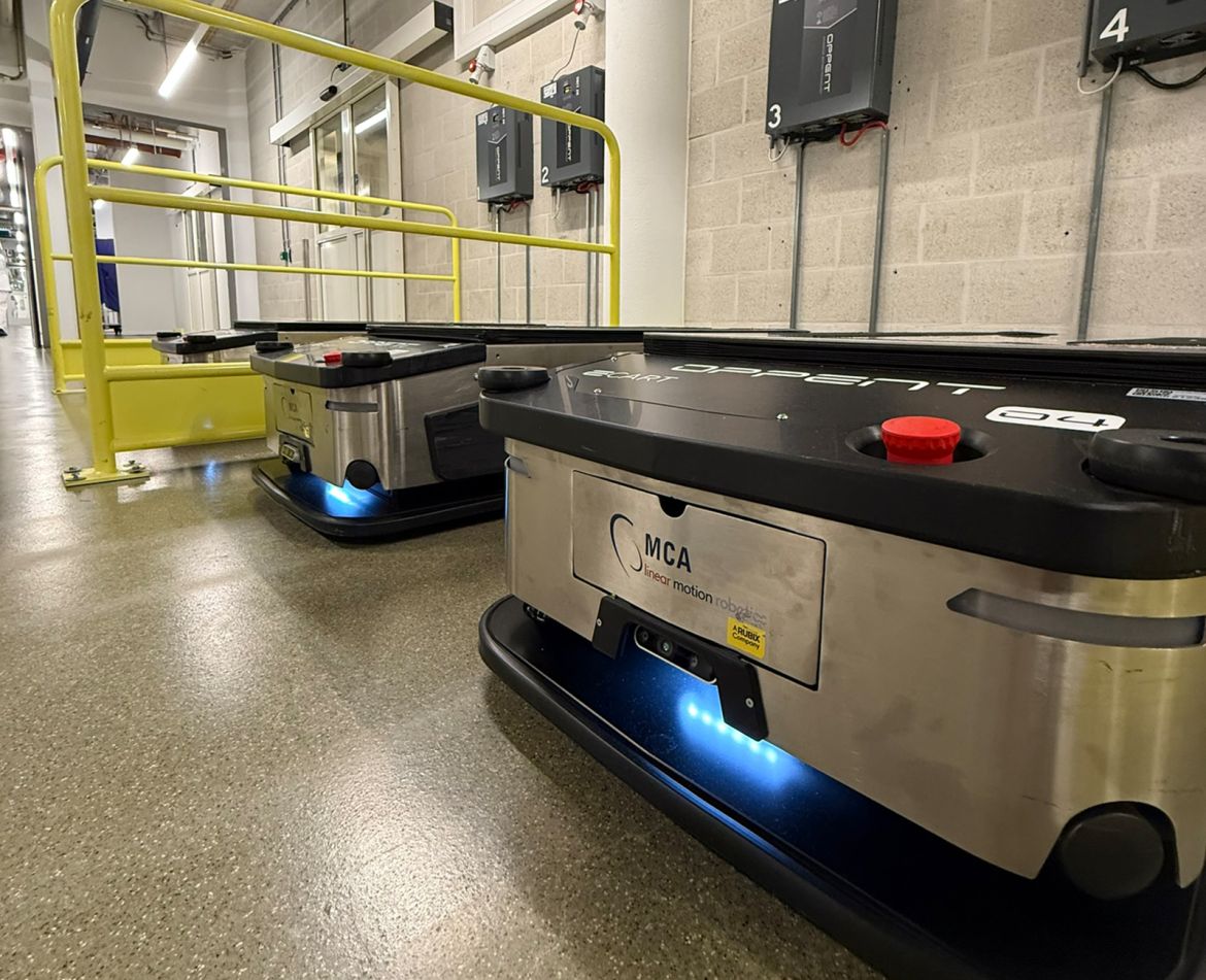Zo ziet een ziekenhuisrobot of zorgrobot eruit. hij is zelfrijdend en zelfsturend, en gaat via verschillende netwerken en liften door de ziekenhuisgangen