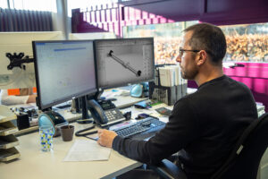 Onze engineers zijn getraind en geschoold om u de juiste oplossing te bieden. Zij komen namelijk dagelijks in aanraking met leuke lineaire uitdagingen.