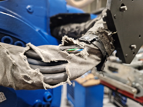 - Bekabeling: Alle robotkabels inclusief connectoren worden gecontroleerd op beschadigingen en/of breuken die op termijn storingen veroorzaken. Bij een beschadigde kabel is het advies om deze tijdig te vervangen om onverwachtste stilstand te voorkomen.