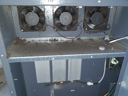 Ventilatoren: De ventilatoren controleren wij of ze draaien om voldoende koeling te geven aan de controller. Daarnaast ook op vervuiling wat op termijn kan zorgen voor het vastlopen van de ventilatoren of verstopping van de ventilatiekanalen.