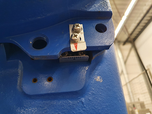 Home-positie: Alle home-positie markeringen van de robotassen worden gecontroleerd op de juiste positie in zijn nulstand door middel van markeringen op iedere as. Op het moment dat hier een afwijking in zichtbaar is, zal de nulpositie opnieuw afgesteld moeten worden. Bij beschadiging van deze plaatjes is het dringende advies deze te vervangen.