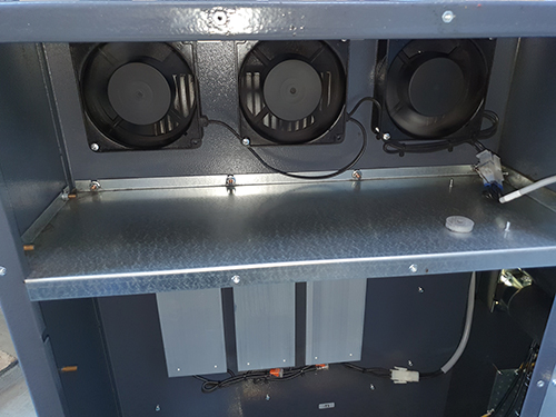 Ventilatoren: De ventilatoren controleren wij of ze draaien om voldoende koeling te geven aan de controller. Daarnaast ook op vervuiling wat op termijn kan zorgen voor het vastlopen van de ventilatoren of verstopping van de ventilatiekanalen.