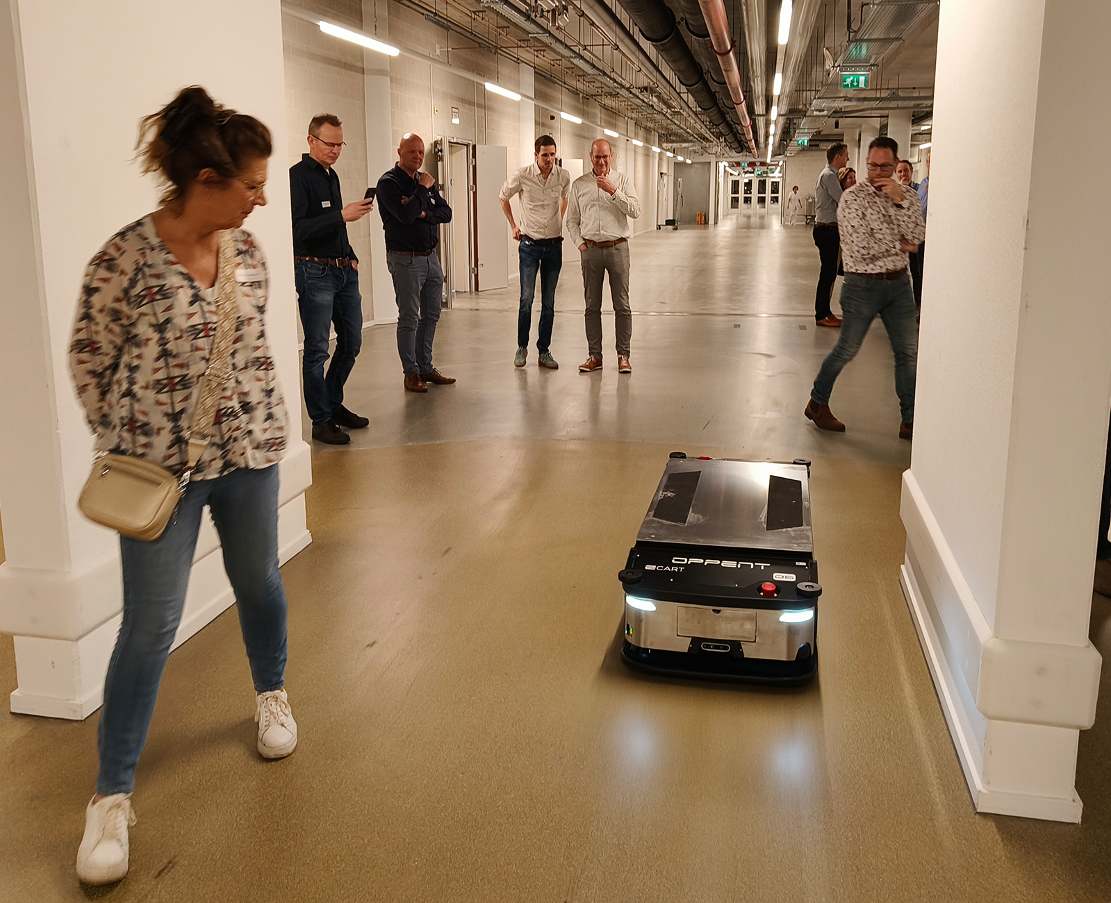 Robot rijdt door de ziekenhuis gangen en neemt de lift. Deze robot kan afval meenemen, medicijnen en maaltijden. 