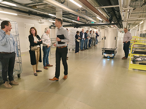 Er werd enthousiast gereageerd en volop vragen gesteld. Hoe veilig is de robot tussen patiënten en personeel? Hoe snel kan een traject worden opgestart? En hoe sluit zo’n systeem aan op bestaande logistieke processen? 