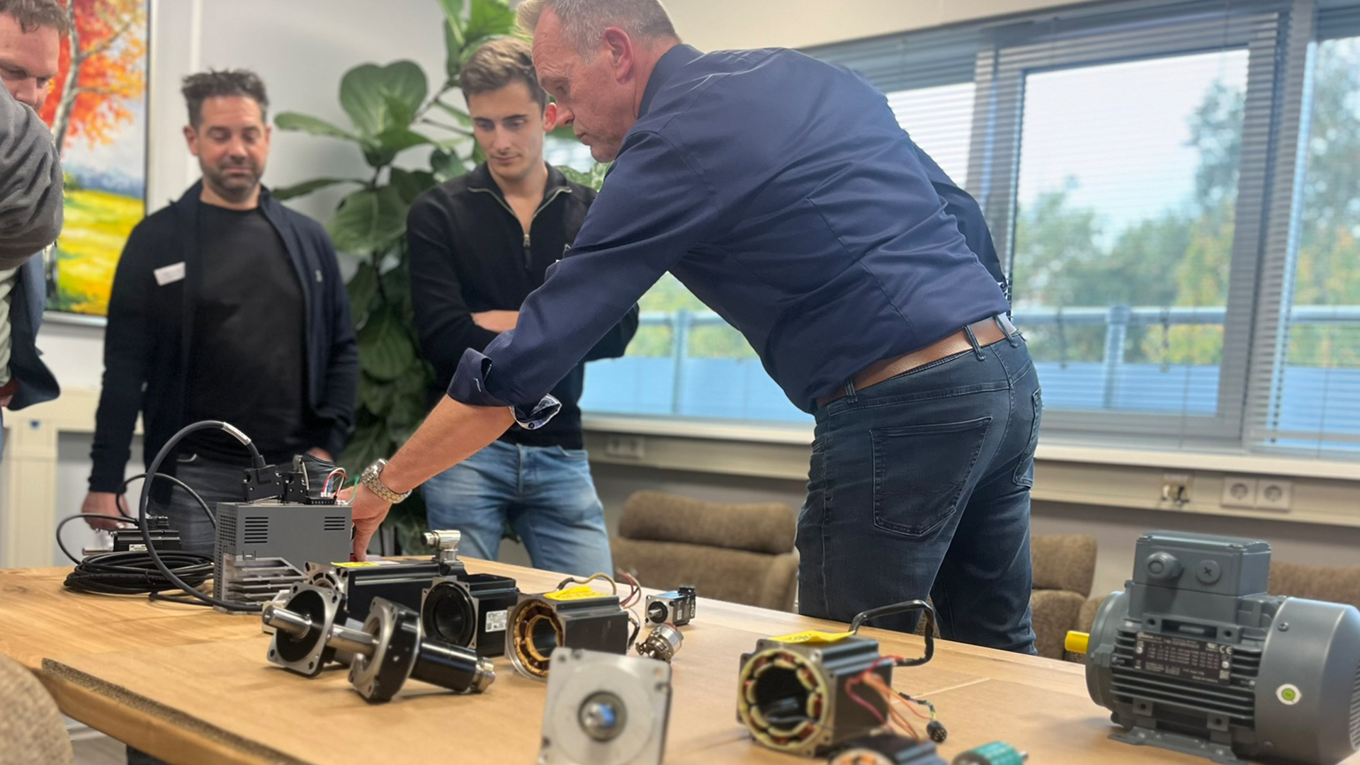 Servomotor met encoder en servodrive in compacte opstelling voor nauwkeurige beweging