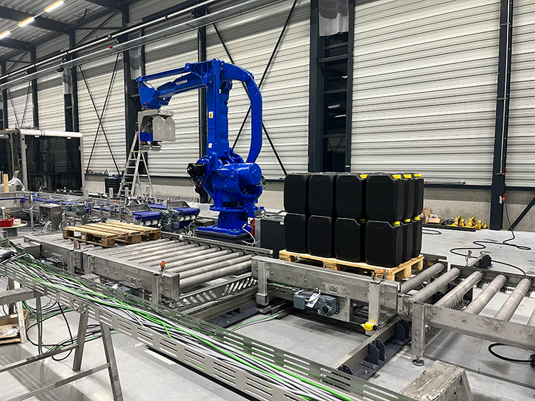 Stelt u zich voor: een productieomgeving waar jerrycans en vaten soepel door de fabriek bewegen, van de-palletiseren tot palletiseren, allemaal met behulp van geavanceerde robotica.