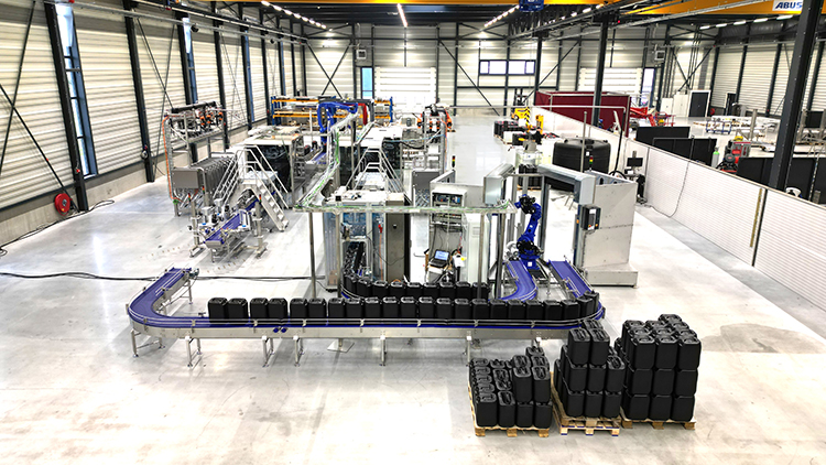 Naast het robotiseren van het handlingproces hebben we ook het pallettransport geautomatiseerd. Pallets worden vanuit een palletmagazijn aangevoerd en op de juiste stapelposities geplaatst. Zodra een pallet vol is, wordt deze met een traverse wagen naar een uitvoerbaan gebracht. Hier wordt hij in een wikkelaar verpakt en vervolgens naar buiten getransporteerd. Zo ontstaat een volledig geautomatiseerd en gestroomlijnd proces.
