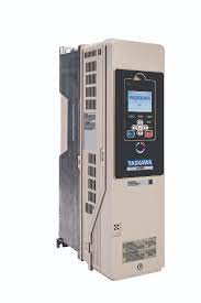 De HV600 van Yaskawa is een frequentieregelaar voor HVAC en gebouwautomatisering. Simpel gezegd: hij vertelt ventilatoren, pompen en koeltorens precies hoeveel kracht ze moeten geven. Zo draait alles op maat, verbruikt het minder energie en gaat het langer mee. Dankzij protocollen zoals BACnet, Modbus, Metasys en Apogee ‘praat’ hij rechtstreeks met je gebouwbeheersysteem. Installeren en configureren gaat snel, met handige applicatiepresets en een overzichtelijk display.