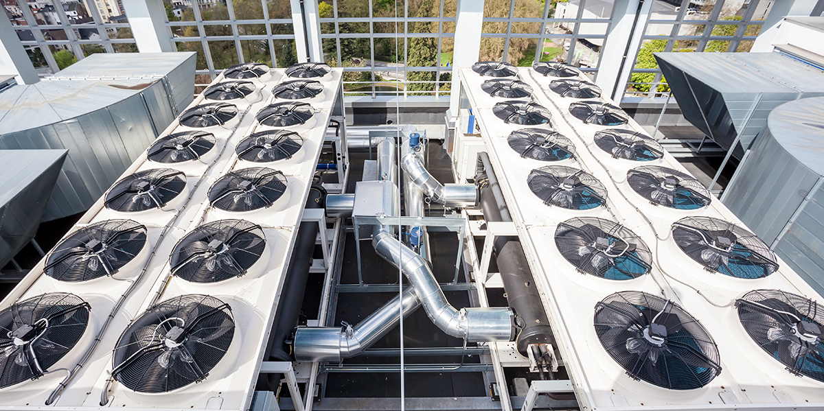 Veel ventilatoren en pompen draaien nog op volle kracht, terwijl dat vaak niet nodig is. Met de HV600 frequentieregelaar verbruikt een motor op 50% snelheid slechts 20% van de energie van een traditionele installatie. Dat bespaart stroom, pieken en slijtage, zonder dat comfort of luchtstromen eronder lijden.
Wat de HV600 echt onderscheidt, is dat hij vanaf de basis is gebouwd voor HVAC en gebouwautomatisering: BACnet, Metasys, Apogee en Modbus zitten er gewoon standaard in. Geen extra kaarten, geen verloren tijd. In dit artikel lees je er alles over.