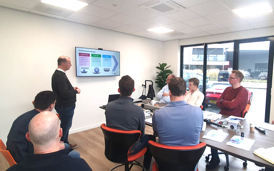 Thom en Daniël gingen bij de workshop aan Tuinte daarom direct de techniek in: geen basis uitleg, maar wat speelt er achter lineaire geleidingen en aandrijfsystemen. En dan toegepast op hun eigen machines en processen. Dank jullie wel voor de gastvrijheid en jullie slimme vragen, Tuinte!