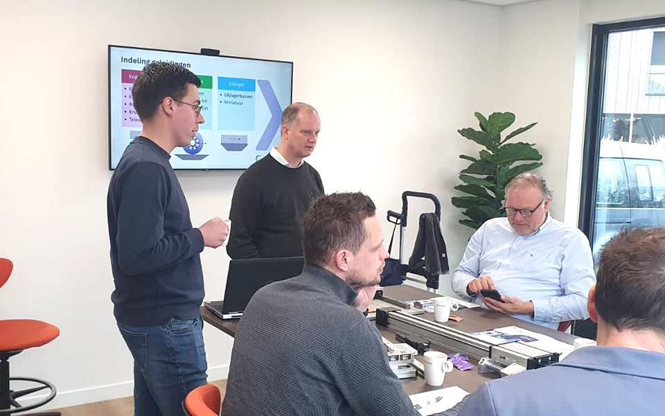 Thom en Daniël gingen bij de workshop aan Tuinte daarom direct de techniek in: geen basis uitleg, maar wat speelt er achter lineaire geleidingen en aandrijfsystemen. En dan toegepast op hun eigen machines en processen. Dank jullie wel voor de gastvrijheid en jullie slimme vragen, Tuinte!